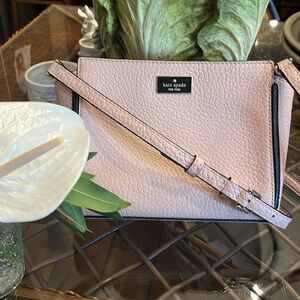 KATE SPADE CROSSBODY like new! Few pen marks inside but clean❤️